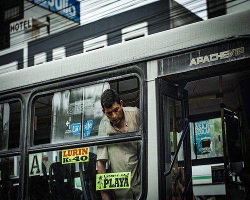 Persona esperando transporte en Lima